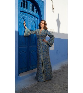 Caftan long brodé en Tunisie – Élégance et allure intemporelle