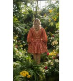 Robe courte brodée Tunisie – Élégance romantique